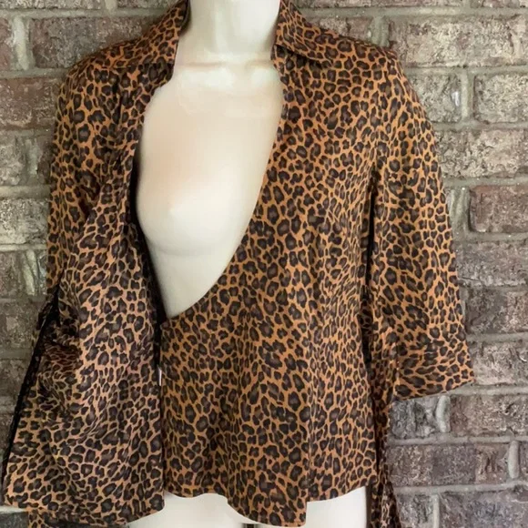 EXPRESS DESING STUDIO. Leopard print three-quarter sleeve collar blouse size XS - Picture 4 of 6